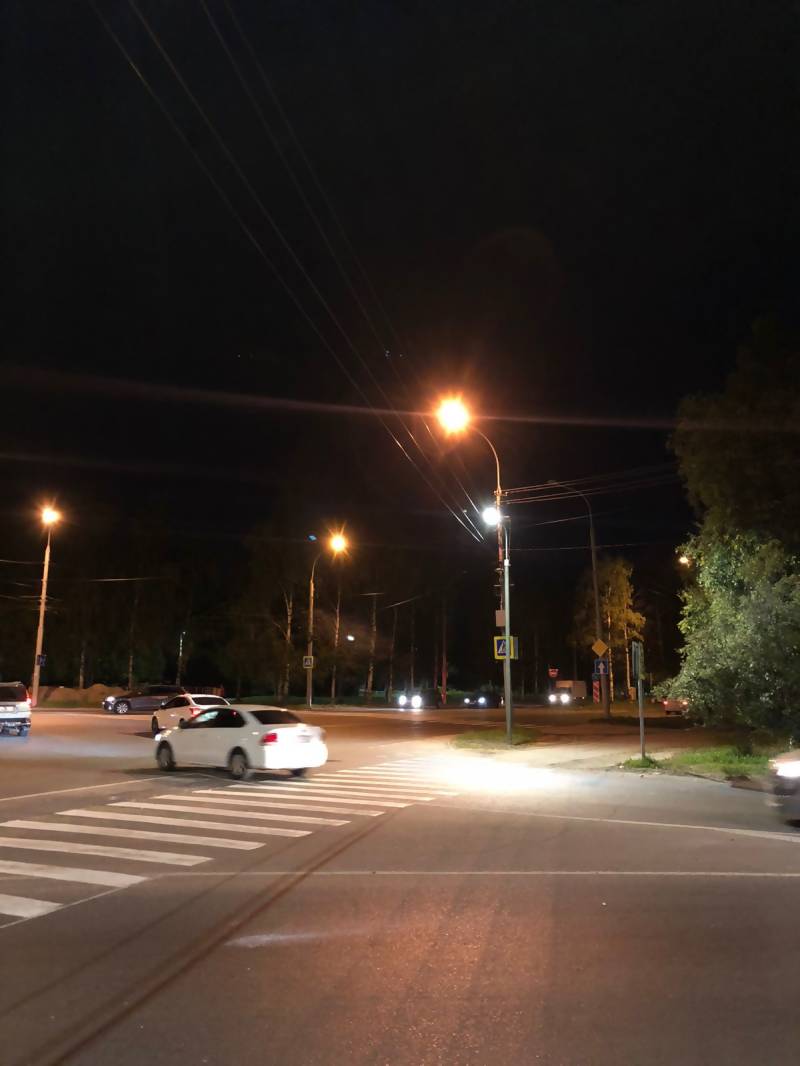 Монтаж дополнительного освещения пешеходных переходов продолжается в Архангельске