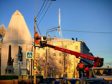 Новые консоли и ёлка из фонарей: «Горсвет» продолжает украшать Архангельск