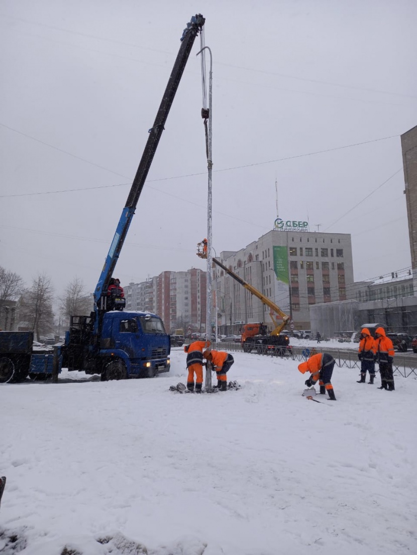 В Архангельске МУП «Горсвет» установил две металлические 10-метровые опоры