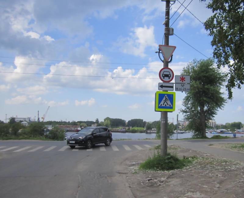 В Архангельске продолжается работа по обновлению дорожных знаков