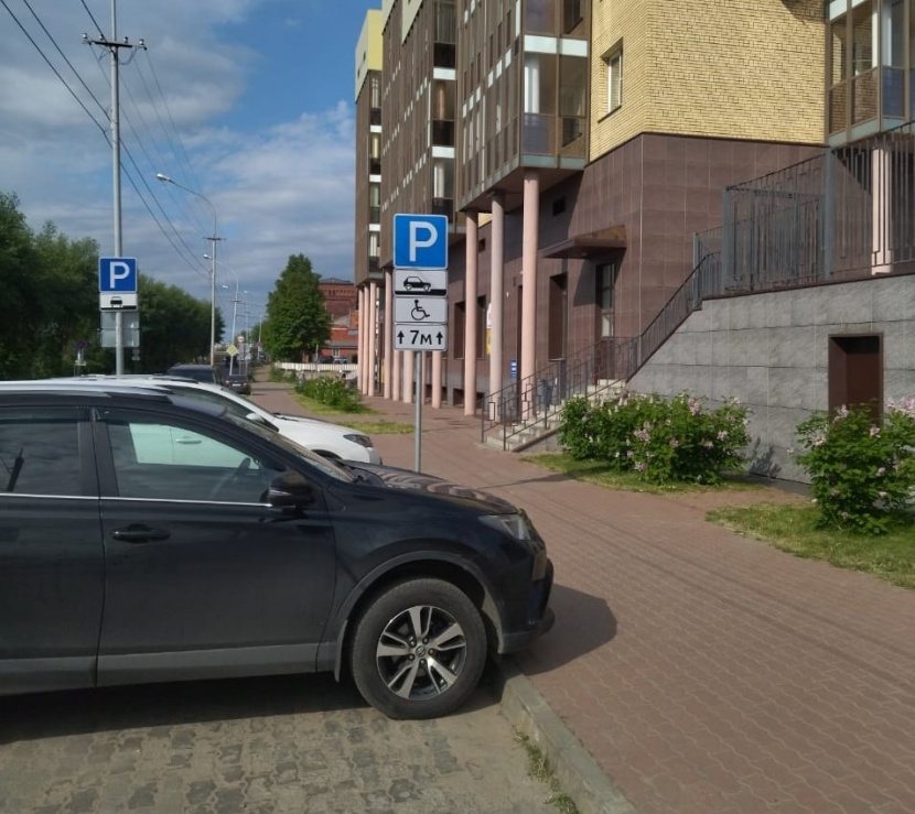 В Архангельске продолжается работа по обновлению дорожных знаков