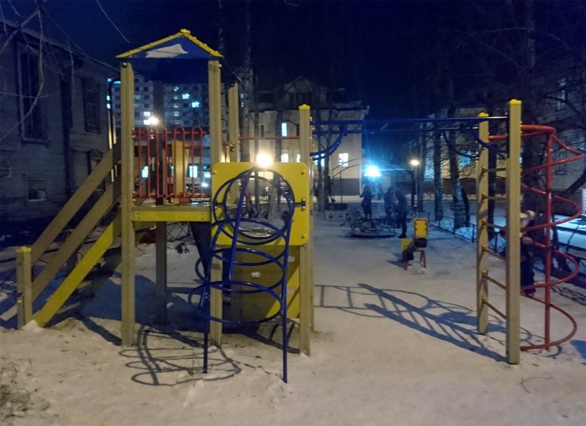 МУП «Горсвет» организовало освещение памятников, пешеходной дорожки и очередной детской площадки